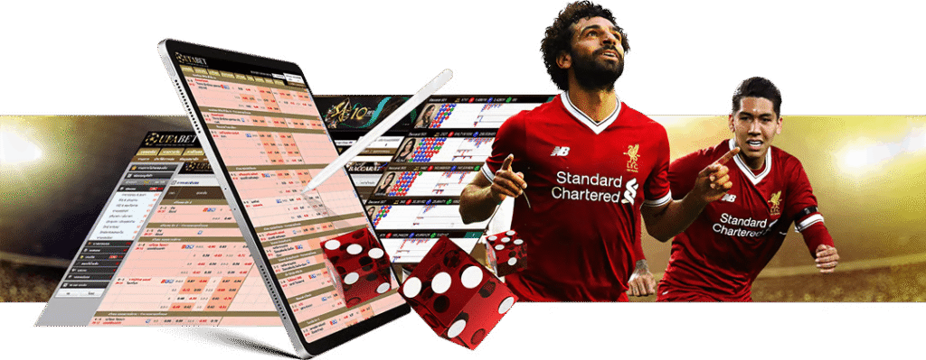 แบนเนอร์เว็บไซต์แสดงแท็บเล็ตที่เปิดหน้า Sportsbook พร้อมตารางออปชั่นเดิมพันและลูกเต๋าเป็นสัญลักษณ์เกม คอมโพสิตนี้เสริมด้วยนักฟุตบอลในชุดสโมสรและฉากสนามที่มีไฟสว่าง ใช้เป็นภาพฮีโร่สำหรับหน้าโฮมเพจ โปรโมชันการเดิมพันกีฬา หรือแคมเปญสมัครสมาชิก